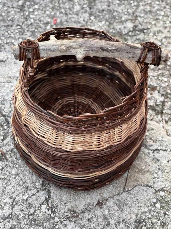 Grote mand met asymmetrische rand en ruw houten handvat