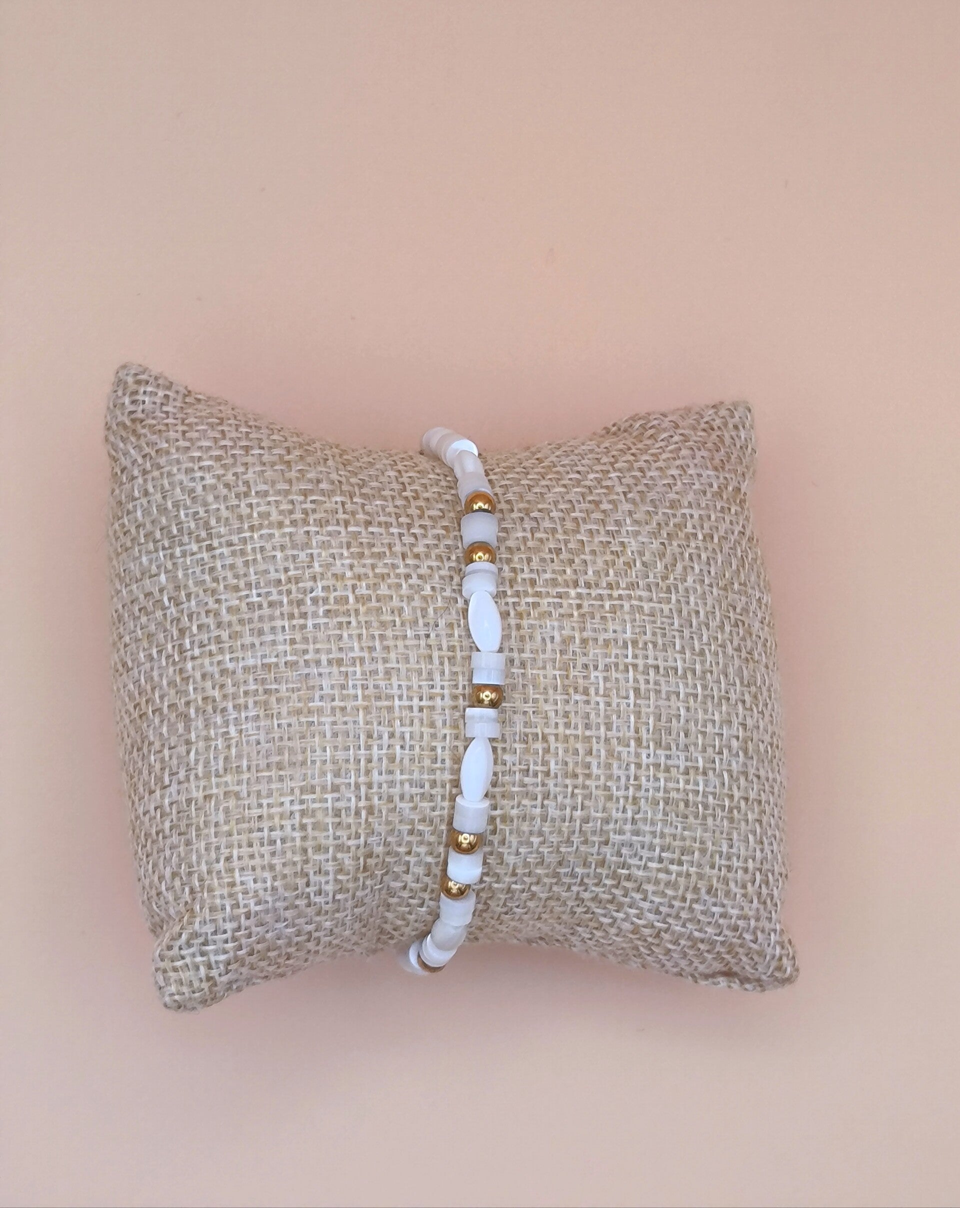 Création de Mag, pour se magnifique bracelet en perles de nacre.