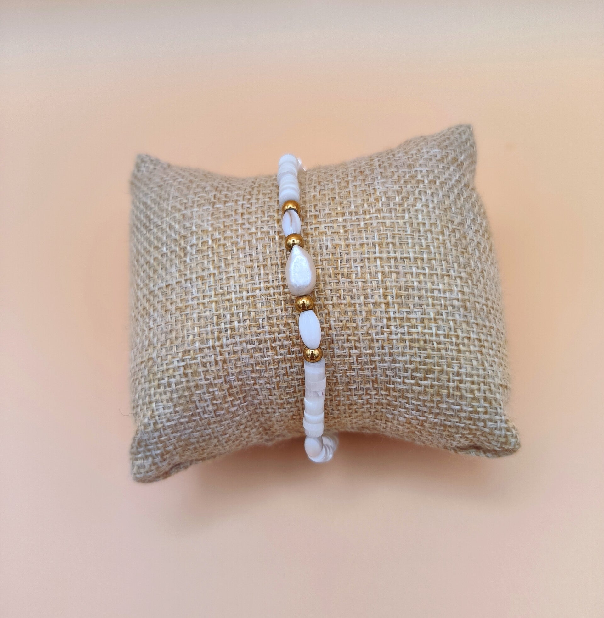 Bracelet Nacre et perles dorées, création de Mag.