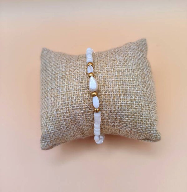 Bracelet Nacre et perles dorées, création de Mag.