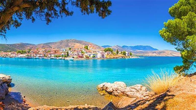 Η παραλιακή πόλη της Ιτέας, με κρυστάλλινα νερά και ηρεμία, ιδανική για χαλάρωση δίπλα στη θάλασσα και απόλαυση του ελληνικού τοπίου.