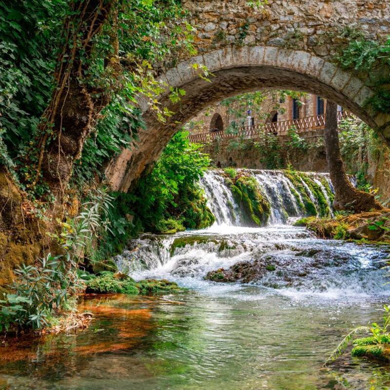 Οι μαγευτικοί καταρράκτες της Κρύας, ένα φυσικό στολίδι με καταπράσινα τοπία και κρυστάλλινα νερά, ιδανικό μέρος για αναζωογόνηση.