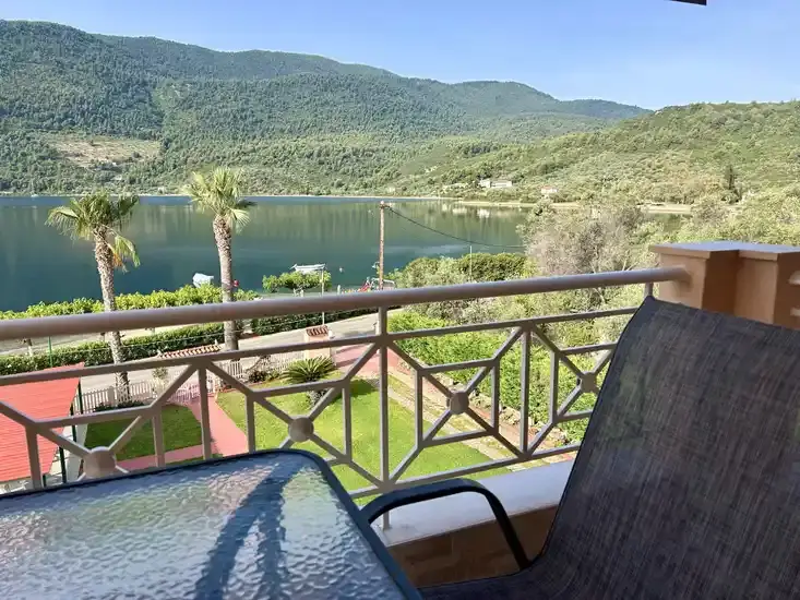 Βυθιστείτε στα ιαματικά νερά της Αιδηψού και μάθετε πώς το θερμικό στρες και το biohacking ενισχύουν την καύση λίπους και την αποκατάσταση.