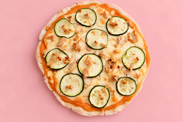 Pizza courgette, poulet, velouté de patate douce et fromage maigre sans lactose
