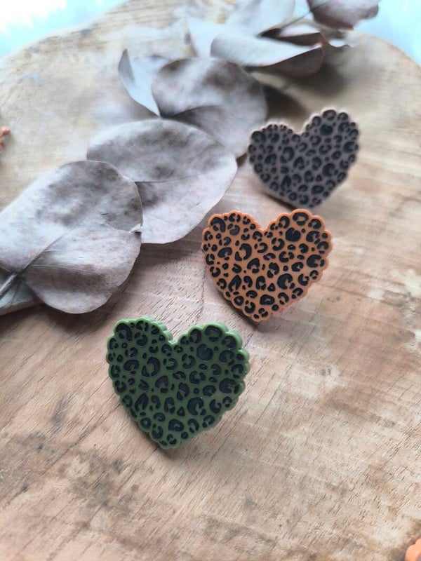 Pin's léopard noir