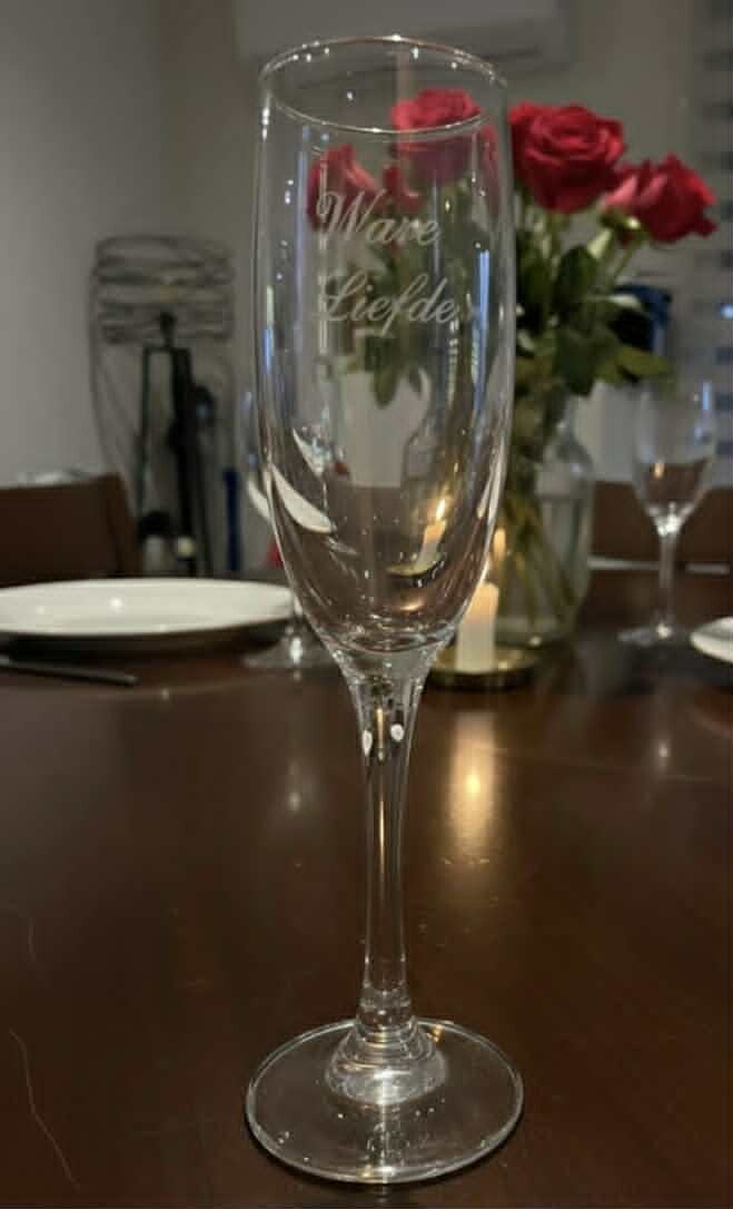 Set geëtste holografische glazen (champagne, wijn, water)
