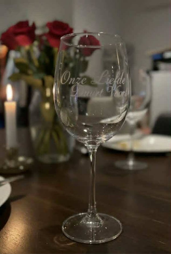 Geëtst holografisch wijnglas (gepersonaliseerd)