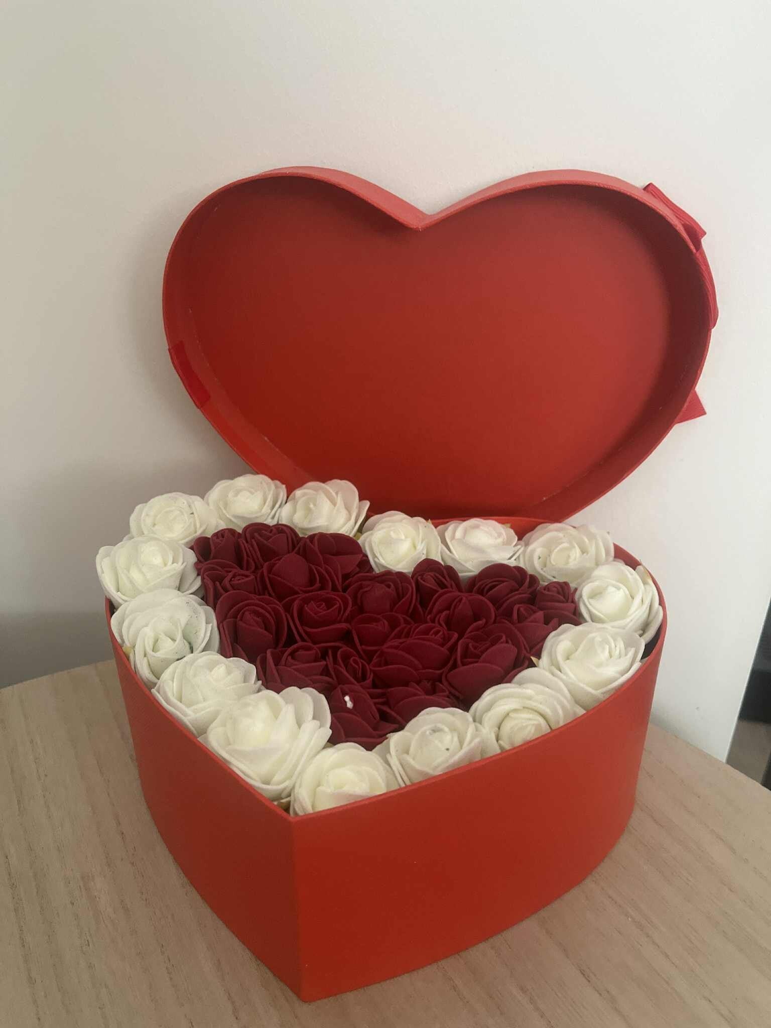 Gepersonaliseerde hartvormige geschenkdoos met foam roosjes