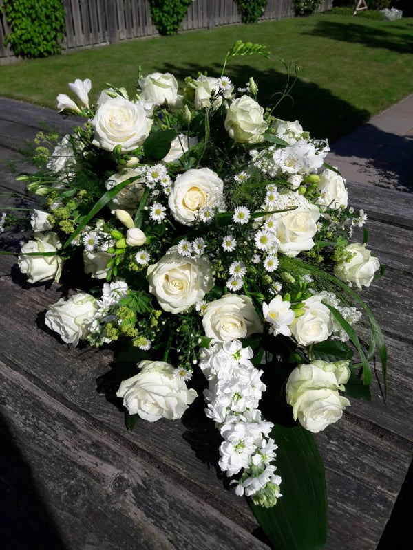 Rouwarrangement rozen langwerpig (Druppel)