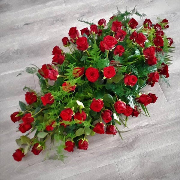 Rouwarrangement Ellips (Rode rozen)