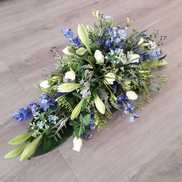 Rouwarrangement langwerpig (Blauw/wit)