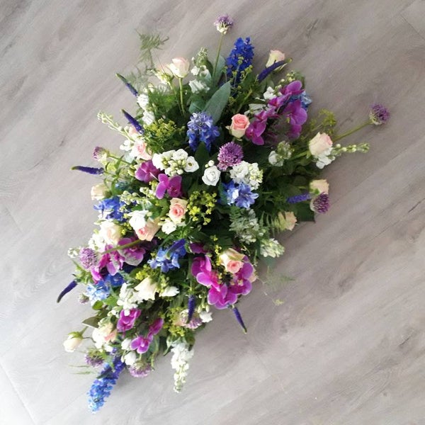 Rouwarrangement langwerpig (wit, paars, roze)