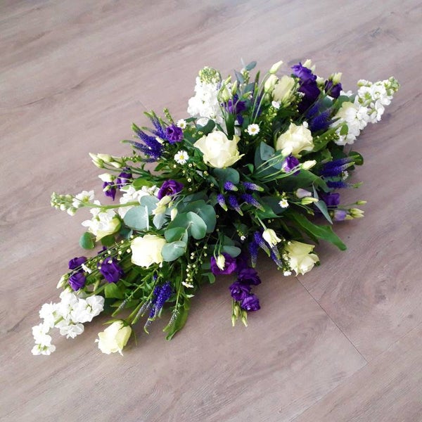 Rouwarrangement Ellips (Wit, paars)