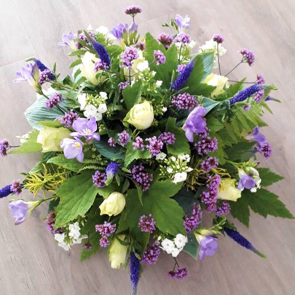 Rouwarrangement Biedermeier (Blauw, paars, wit)