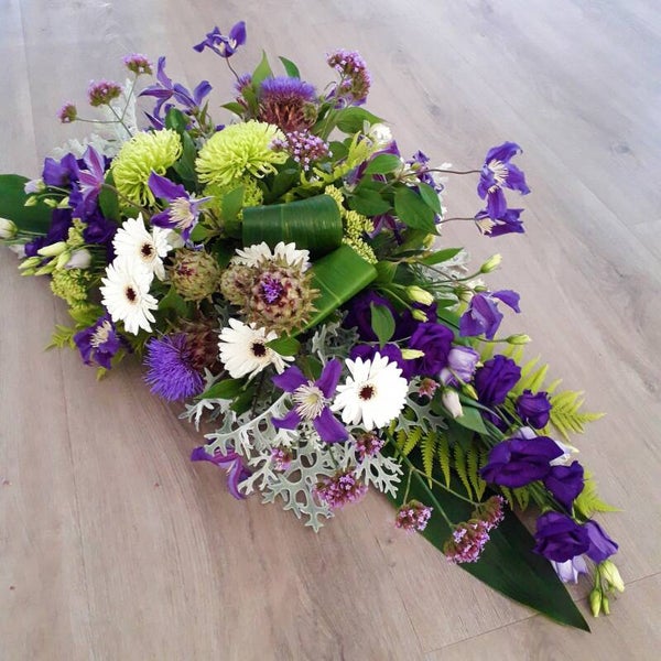 Rouwarrangement langwerpig (Blauw/wit/groen)