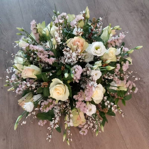 Rouwarrangement wit zacht roze bloemen  (Biedermeier)