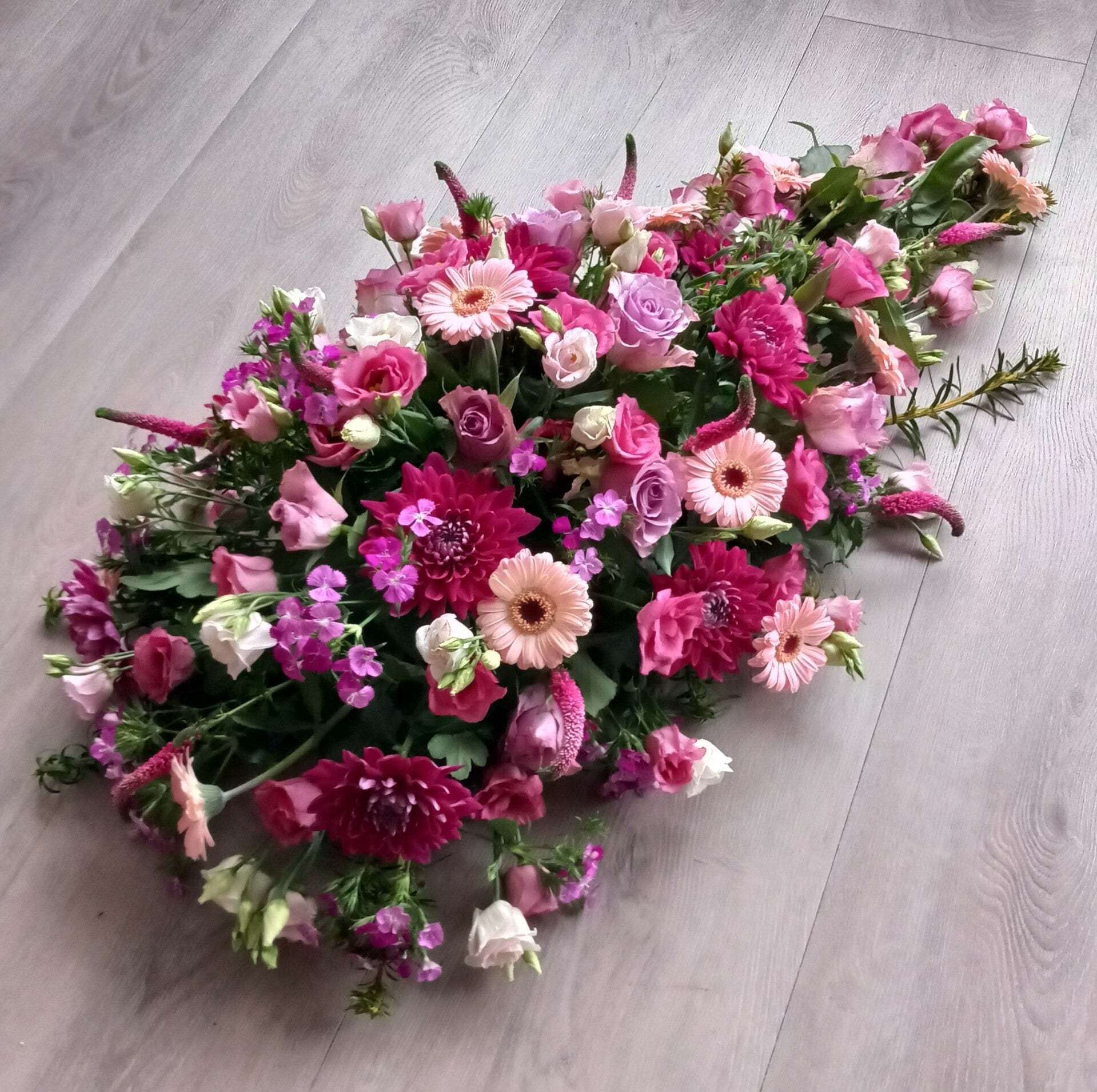 Rouwarrangement druppel (Roze tinten)