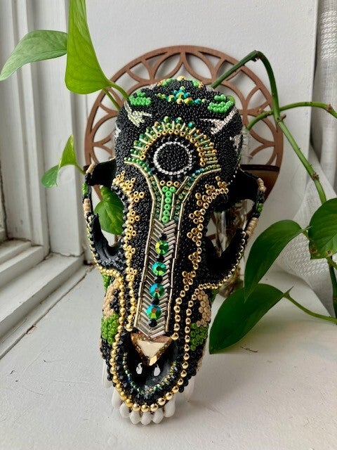 Crâne sans bois sertie de billes ou pierres