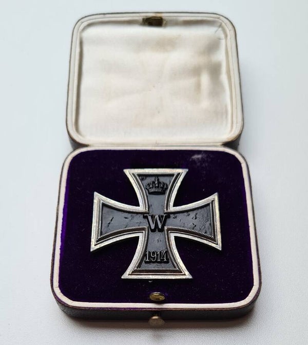 Iron cross 1st class in fine box, maker GODET. Engraved '21-8-1915'.