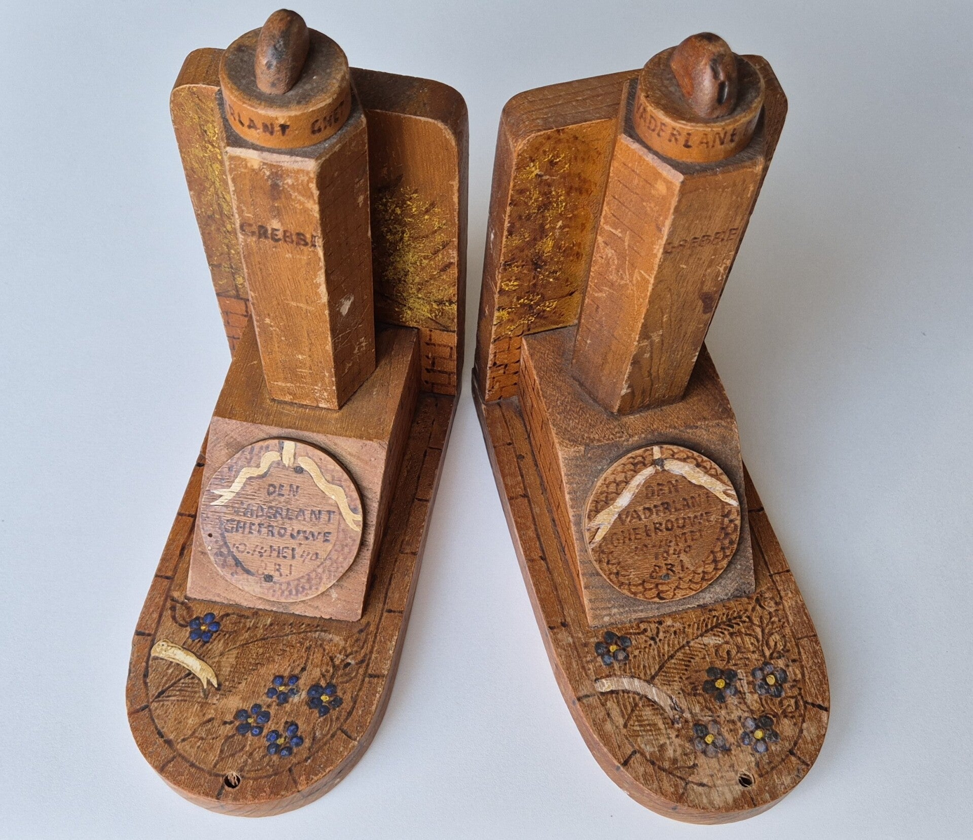 Set of bookends from the Grebbeberg Monument. ‘Den Vaderlant Ghetrouwe 10-14 May '40, 8-R.I.’