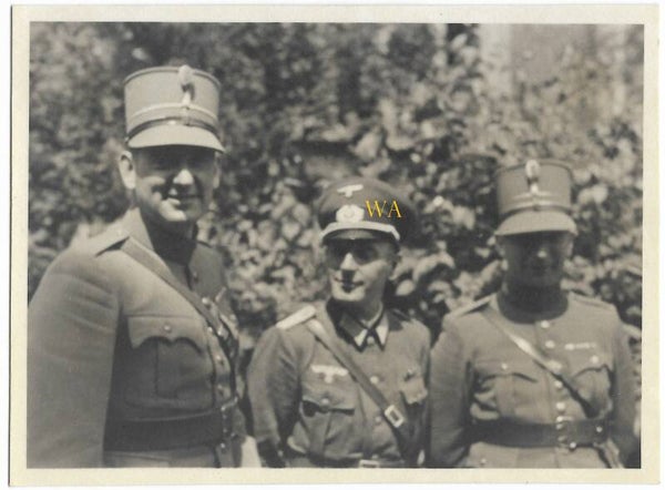 photo set with Ritmeester der Huzaren H. Wilbrenninck, commander of the 1st Squadron Armoured Vehicles.