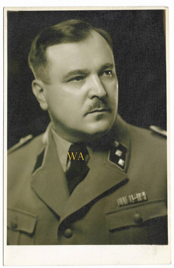 Studio portrait of an Unterstürmführer der SD ( Sicherheitsdienst)
