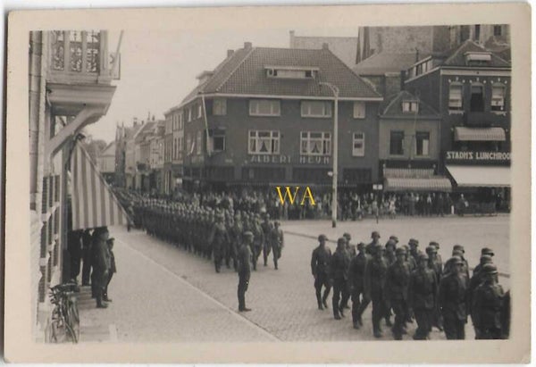 German soldiers march towards the centre of Bergen op Zoom (1942) > 13 photo's