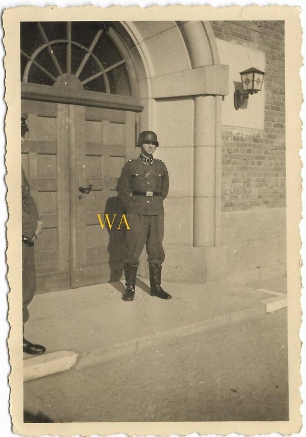 SS-guard with visible collar tabs