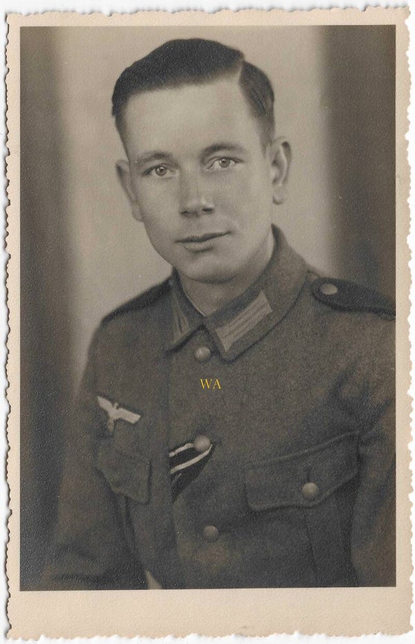 Studio portrait of a member der 2./ Pz.Abw. Abt. 563 (combat in Poland, France and Russia).