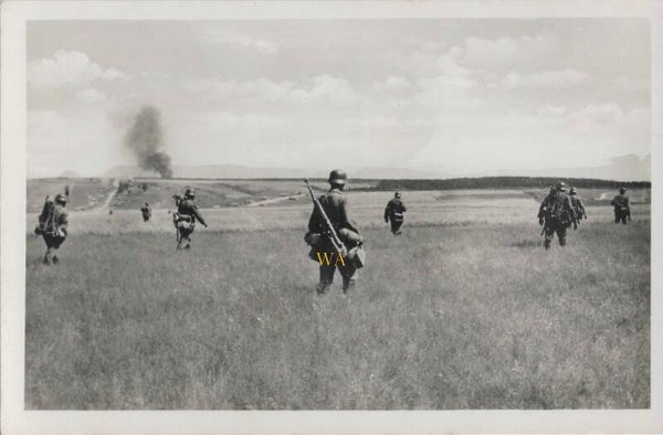 Postcard: 'Infanterie säubert das freie Gelände'