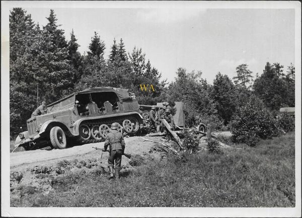 A very sharp, large photograph of a German anti-aircraft unit with an anti-aircraft gun and a “Sonderkraftfahrzeug”.