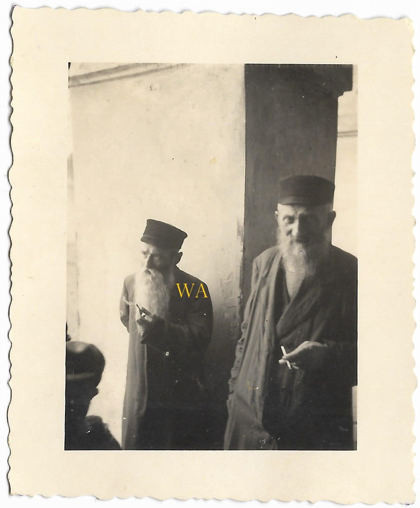 2 Jewish men in the Warsaw ghetto (Poland)