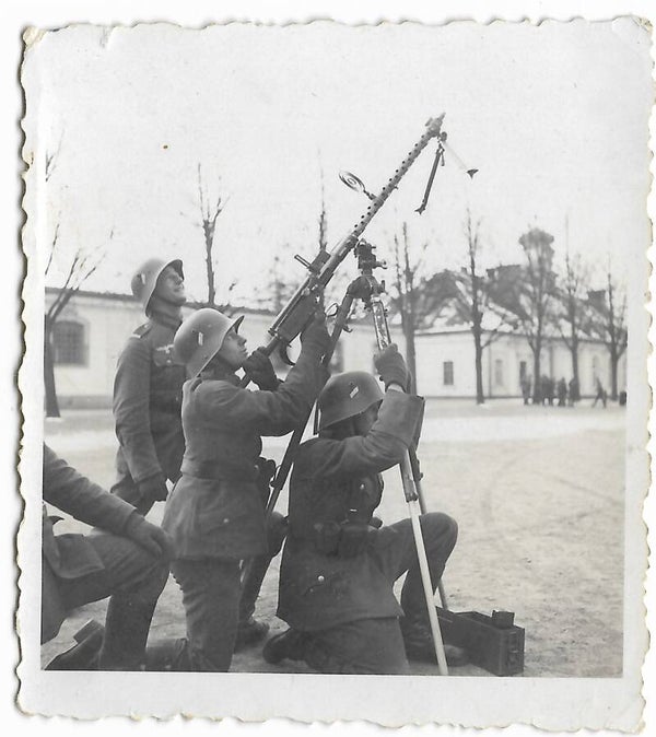 Flieger-Abwehr Luftwaffe mit MG auf drei-sockel