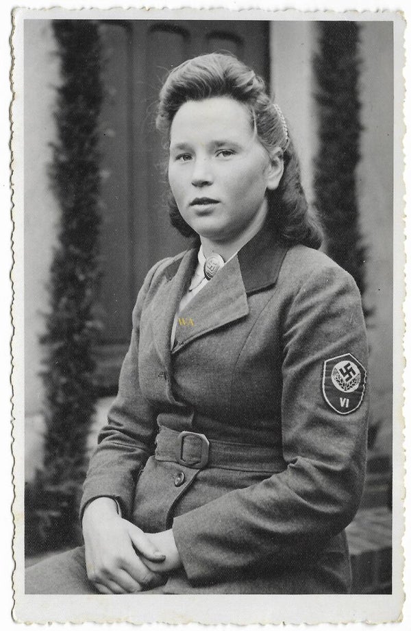 Large portrait of a RAD member der weiblichen Jugend. VI