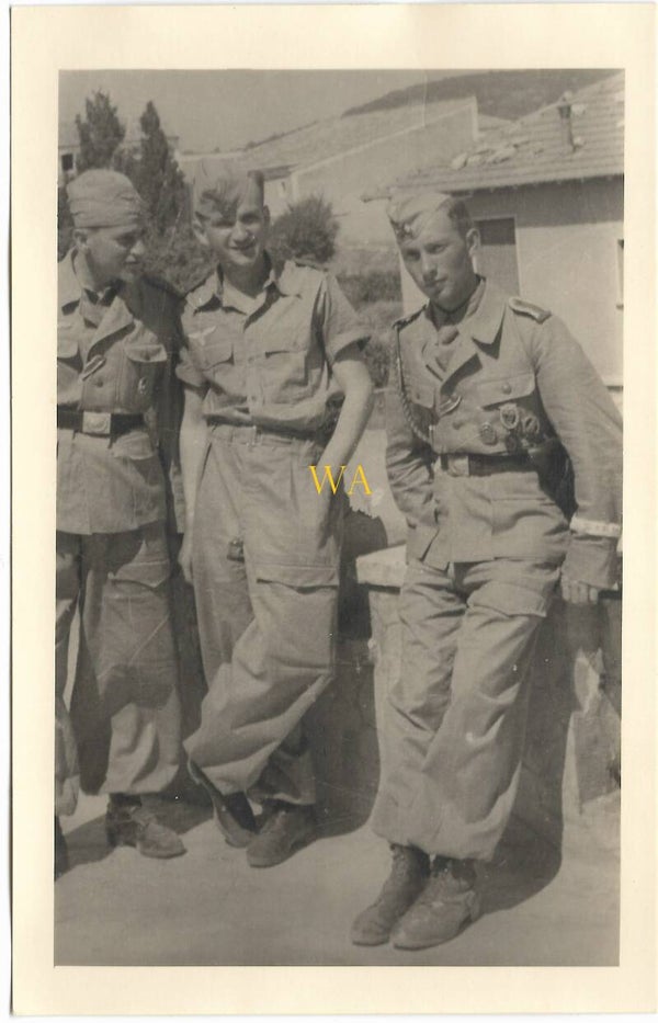 Tropical uniforms with highly decorated Fallschirmjäger (Crete)