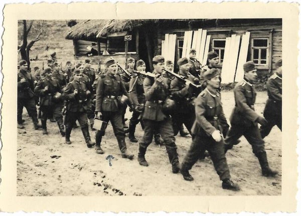 German soldiers march through Russian village with MG-42 !