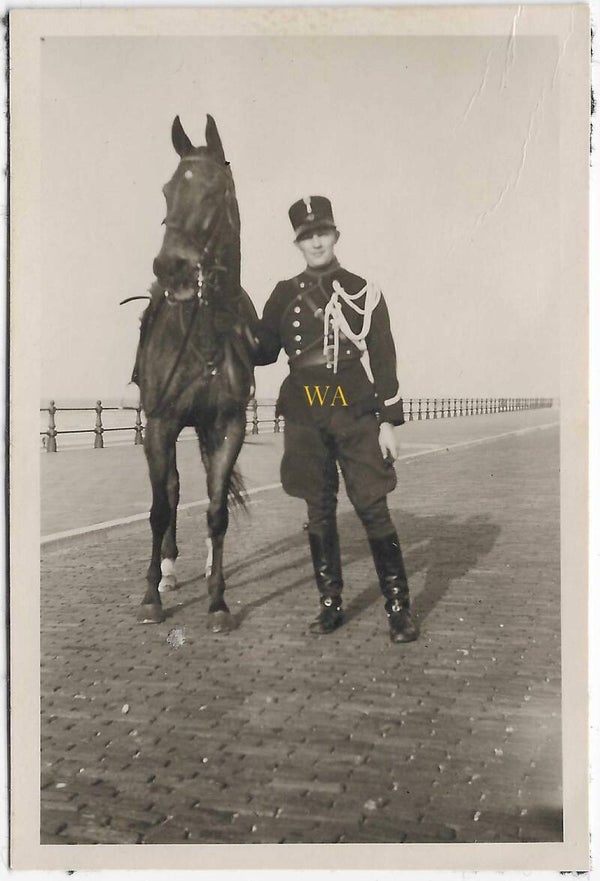 Photo set of a Dutch captain in the Royal Military Police in the 1930s. ( Scheveningen / Den Haag).
