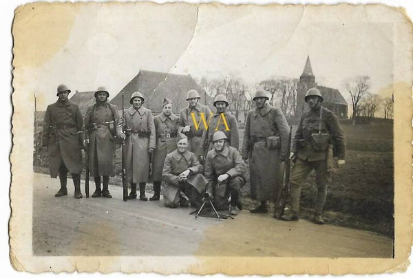 Machine gun group in front of the church of Achlum ( Friesland)
