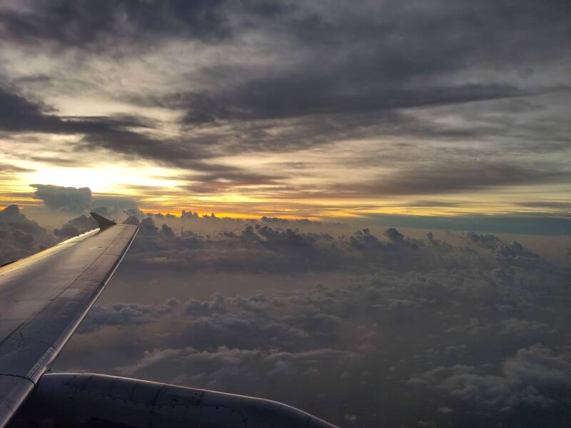 onweer en zonsopgang vanuit het vliegtuig