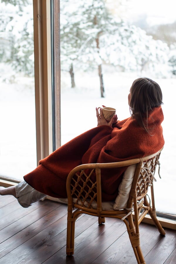 Propriétaire serein au chaud dans son chalet en location saisonnière en Haute-Savoie