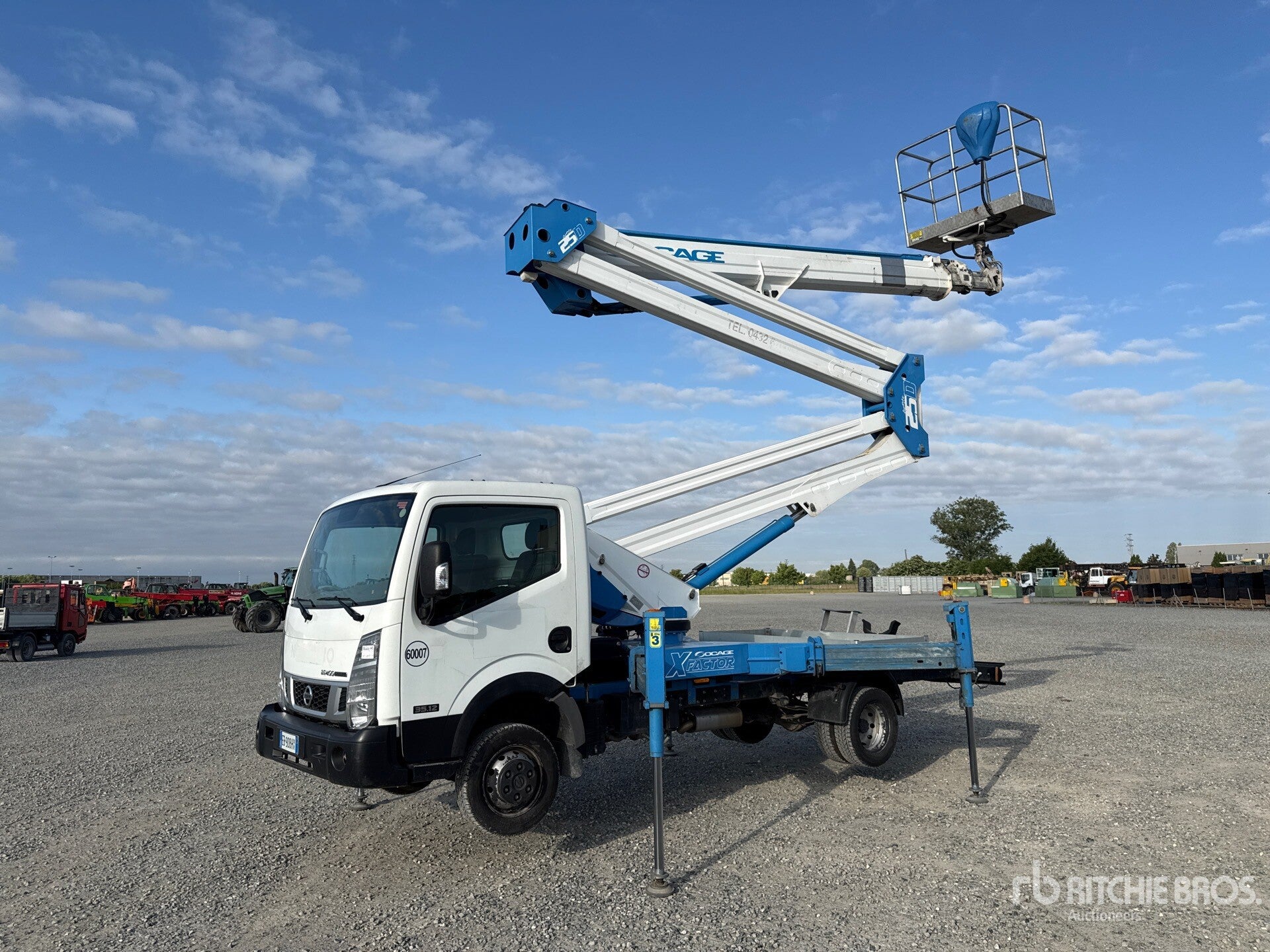 Socage DA324 24 m on 2015 Nissan Cabstar NT400 Piattaforma Autocarrata