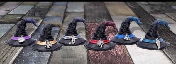 Resin ornaments positive witches hat (nemesis now)