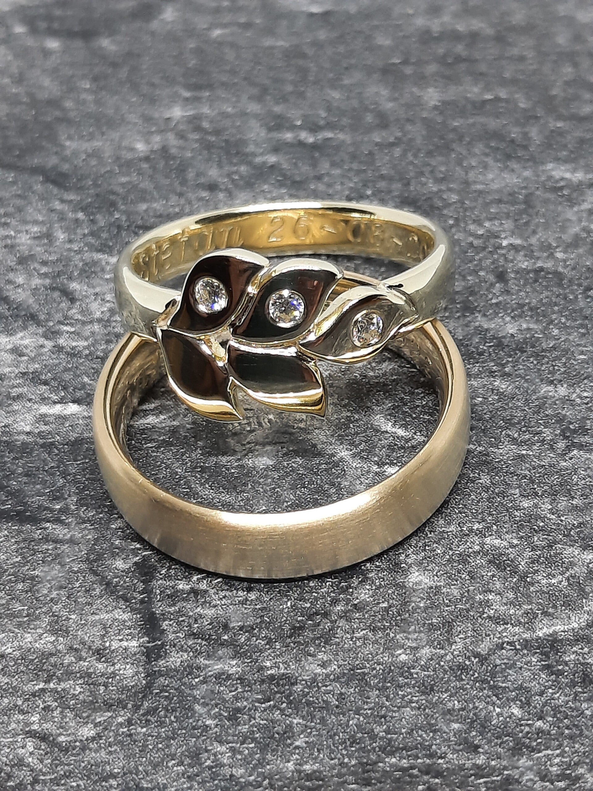 Unieke trouwringen op maat laten maken door goudsmid Mandy in Makkum. Handgemaakte ringen die jullie liefde en persoonlijke stijl symboliseren.