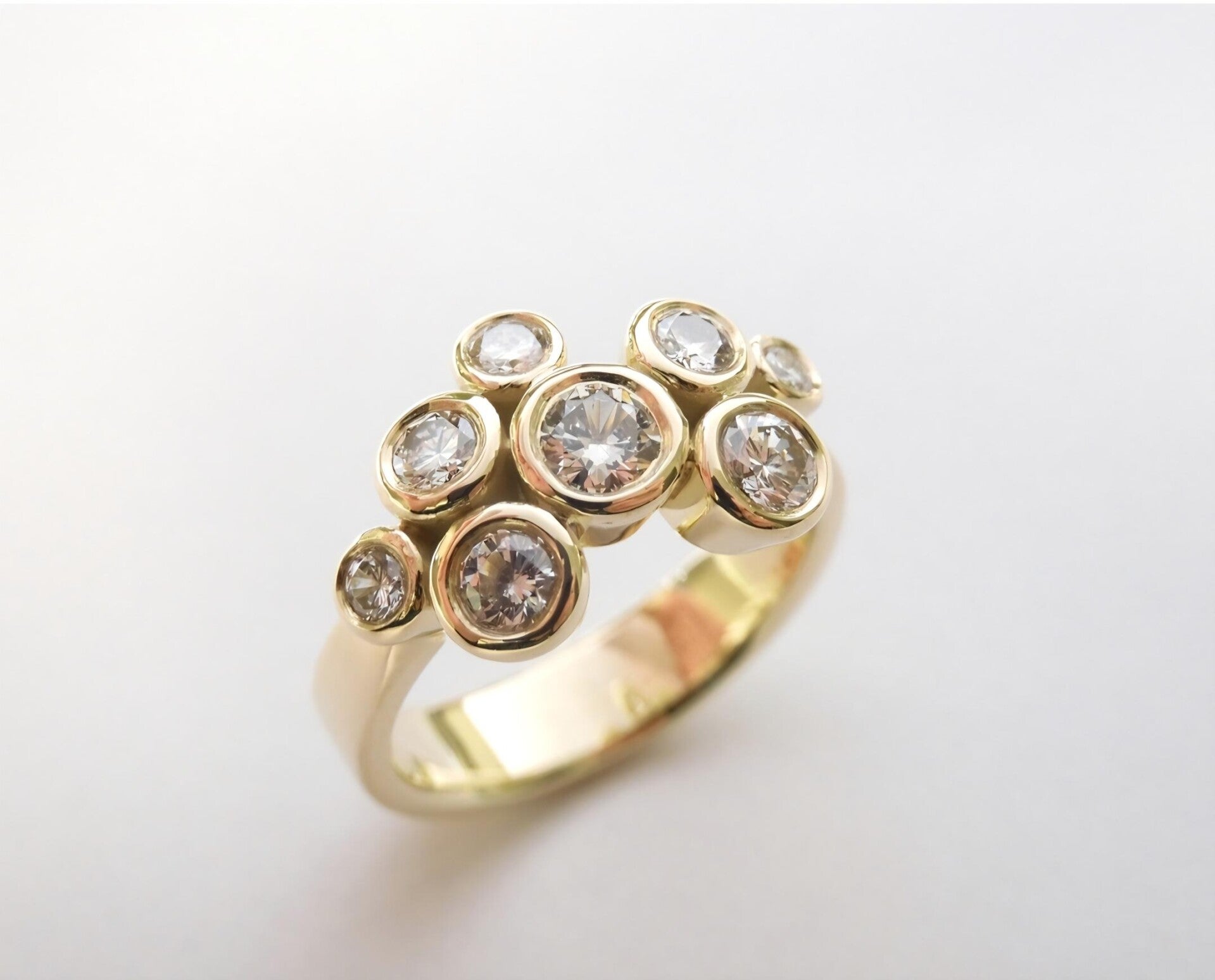 Handgemaakte unieke ringen van zilver met diamant zetting ontworpen in het Makkumermeer Atelier.