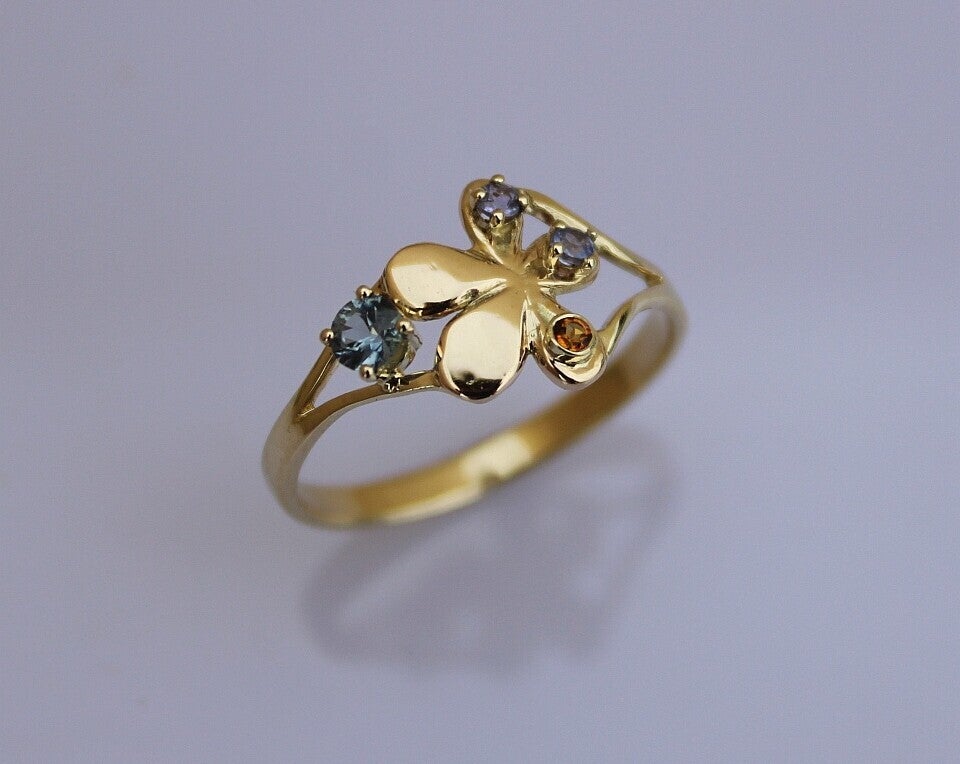 Geelgouden ring met edelstenen