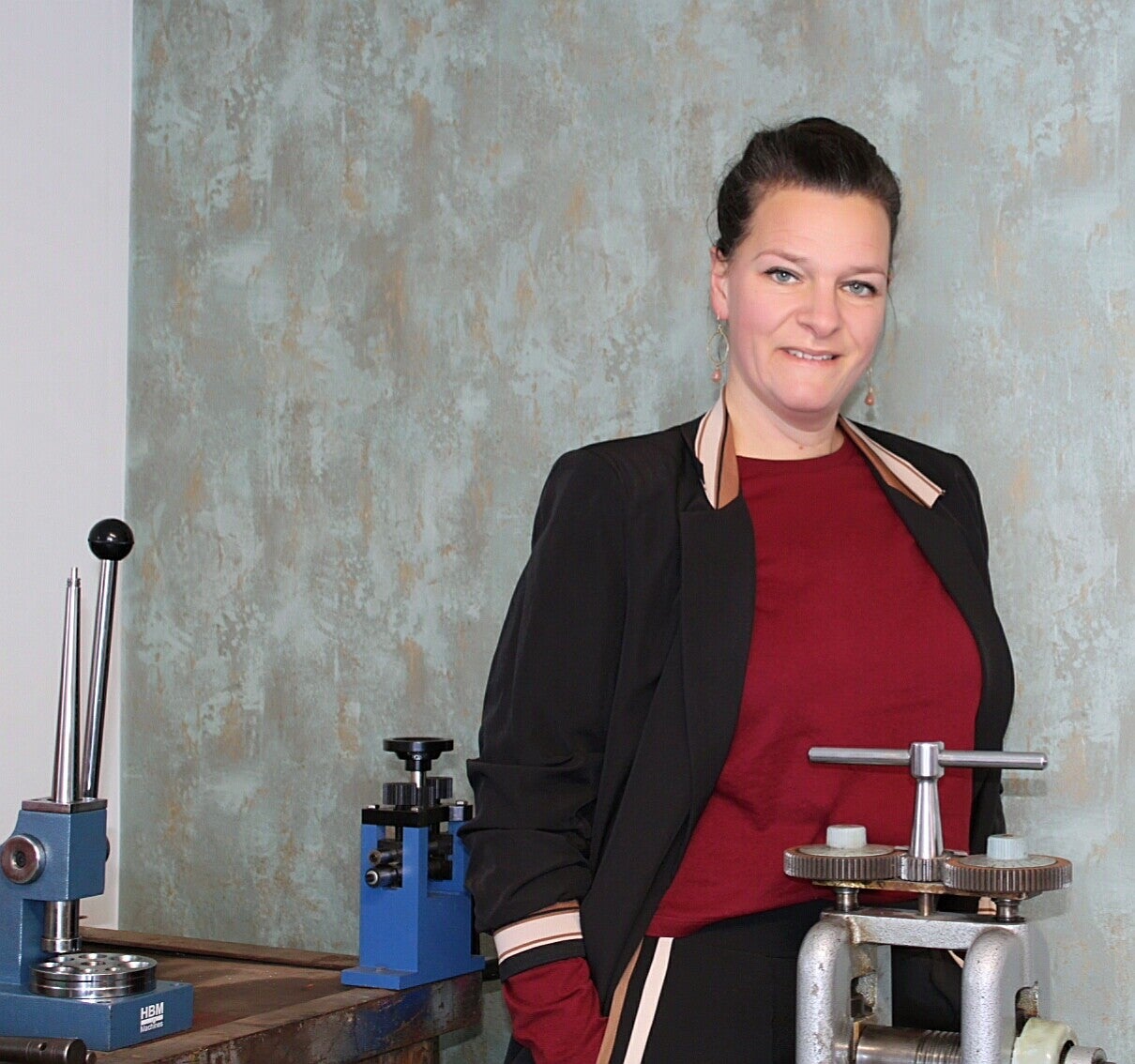 Mandy, de drijvende kracht en goudsmid achter Makkumermeer Atelier in Makkum. Gespecialiseerd in handgemaakte sieraden en persoonlijke ontwerpen.
