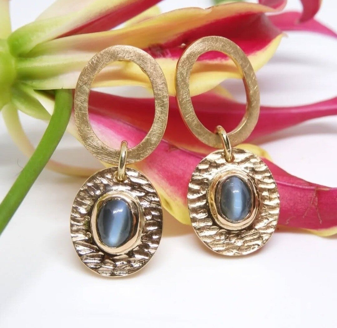 Ruwe goudbaar na het omsmelten van oude sieraden, klaar om gesmeed te worden tot een uniek ontwerp.