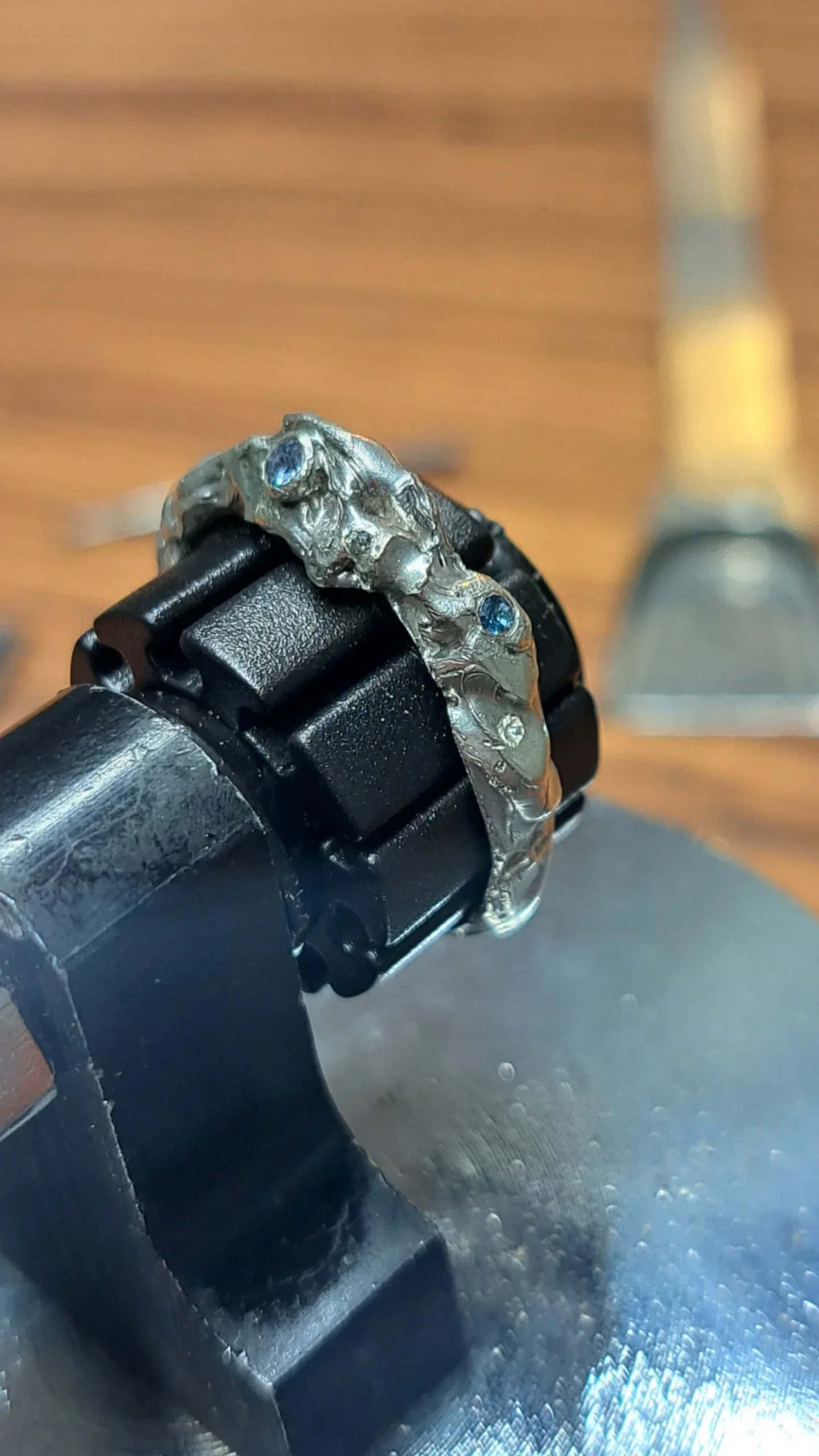 Handgemaakte unieke ringen van zilver met diamant zetting ontworpen in het Makkumermeer Atelier.