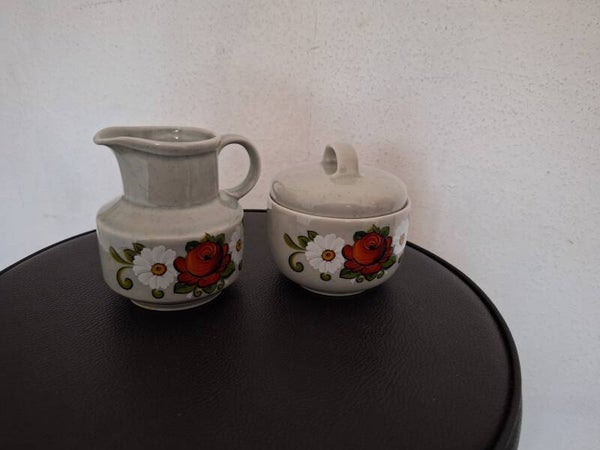 Melkkan en suikerpot.  nr.AD4