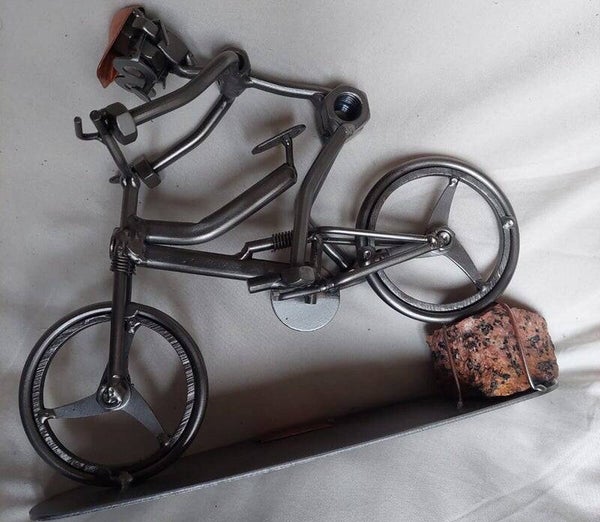 Metalen mannetje op fiets   nr.J8